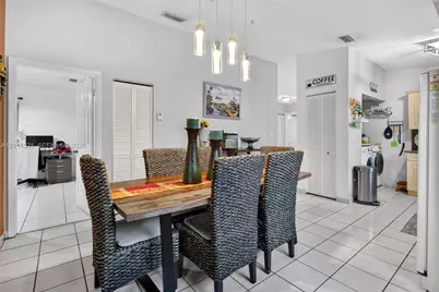2427 W 70th Pl, Hialeah, FL 33016 - Photo 14