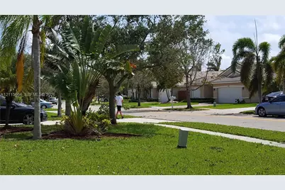 19409 NW 24th Pl, Pembroke Pines, FL 33029 - Photo 10