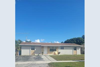 1270 SW 10th Ter - Photo 1