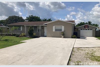 115 W Pine Tree Ave, Lake Worth, FL 33467 - Photo 1