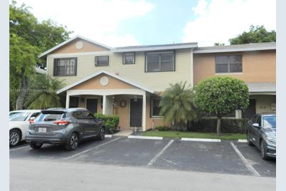 10442 NW 6th St, Pembroke Pines, FL 33026 - Photo 1