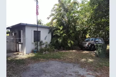 622 NE 11th St, Homestead, FL 33030 - Photo 1