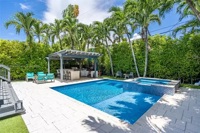 525 Lakeview Dr, Miami Beach, FL 33140 - Photo 1