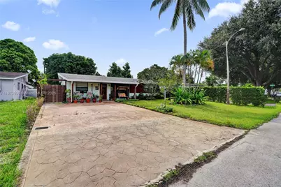 2021 N 56th Way, Hollywood, FL 33021 - Photo 1