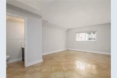 633 NE 2 Ave #8, Fort Lauderdale, FL 33304 - Photo 1