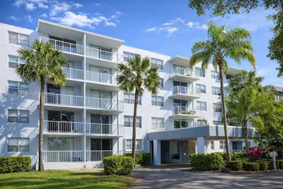 470 Executive Center Dr #2D, West Palm Beach, FL 33401 - Photo 1