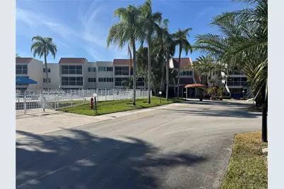 120 Lakeview Dr #305, Weston, FL 33326 - Photo 1