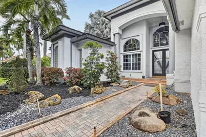 10161 N Lake Vista Cir, Davie, FL 33328 - Photo 1
