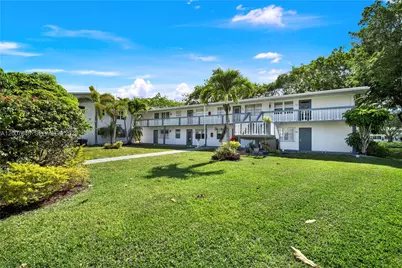 28 Islewood B #28, Deerfield Beach, FL 33442 - Photo 1