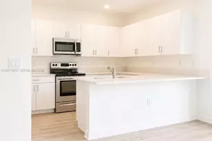 925 NE 211th St, Miami, FL 33179 - Photo 1