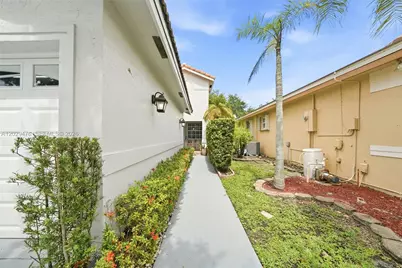 531 SW 176th Ave, Pembroke Pines, FL 33029 - Photo 1