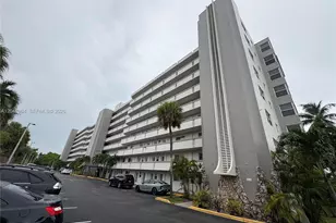 1075 NE Miami Gardens Dr, Miami, FL 33179 - Photo 1