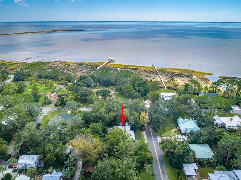 27 15th St, Apalachicola, FL 32320-1925