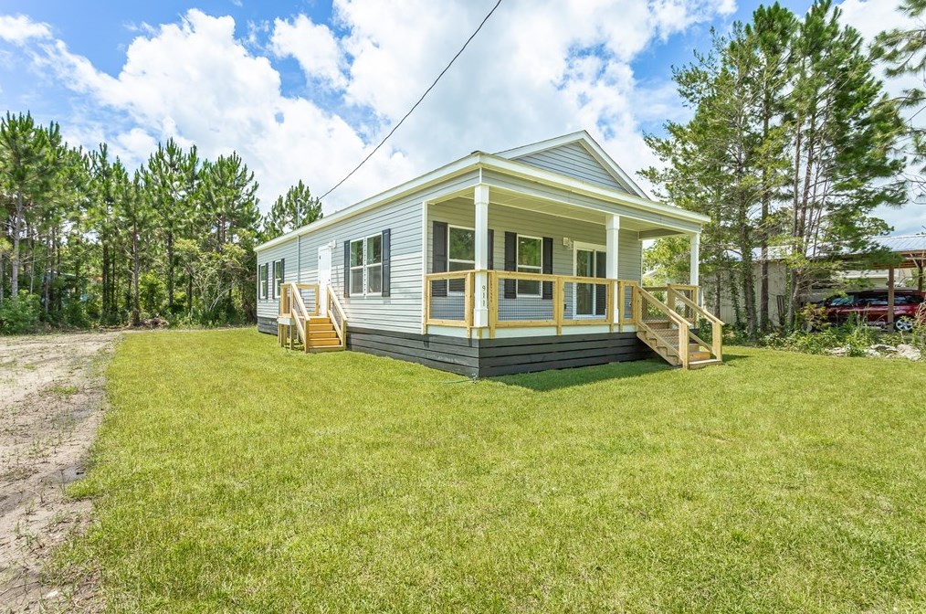 911 Ne 7th St, Carrabelle, FL 32322