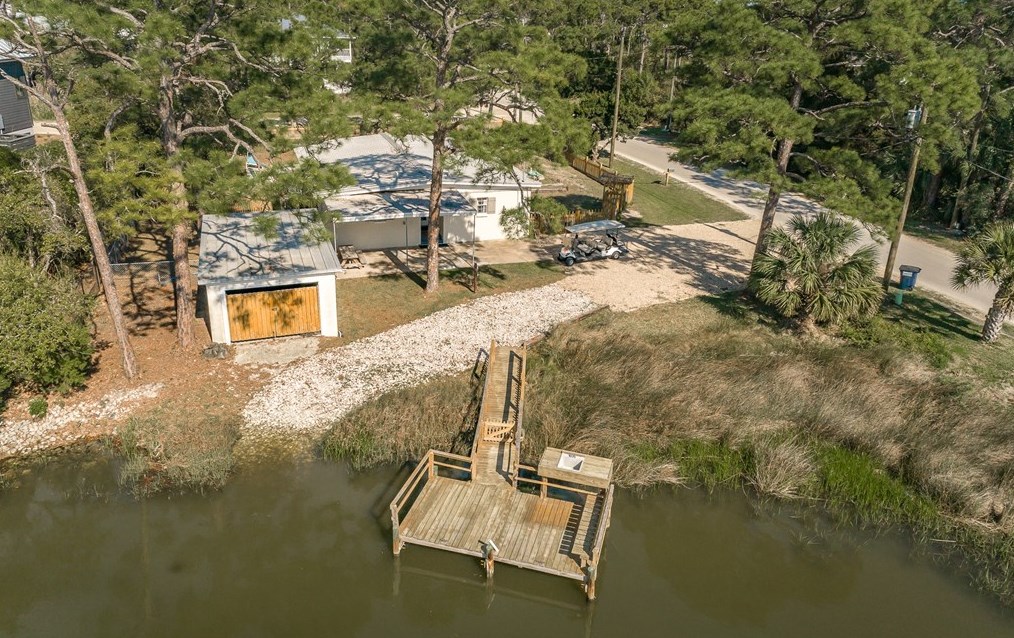 625 W Bay Shore Dr, Saint George Island, FL 32328