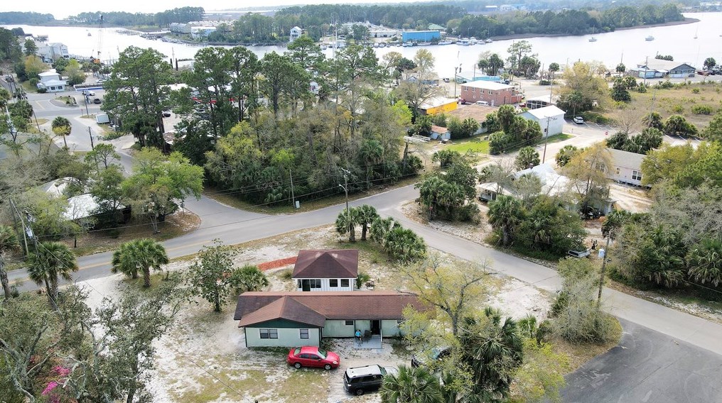 104 Ne 1st St, Carrabelle, FL 32322
