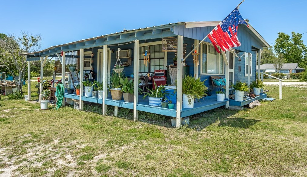 207 9th St, Carrabelle, FL 32322