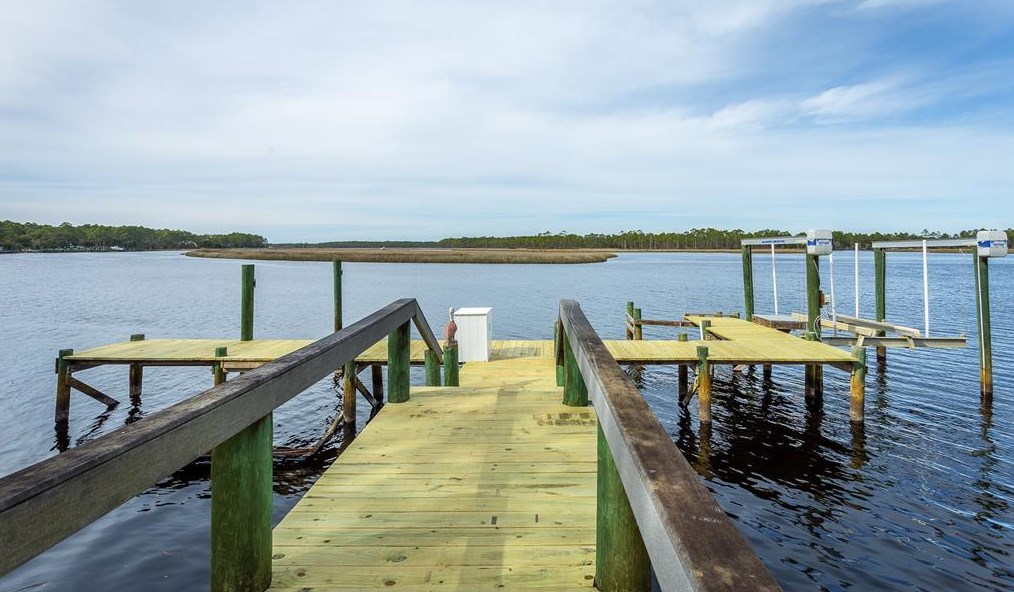 556 River Rd, Carrabelle, FL 32322-1502