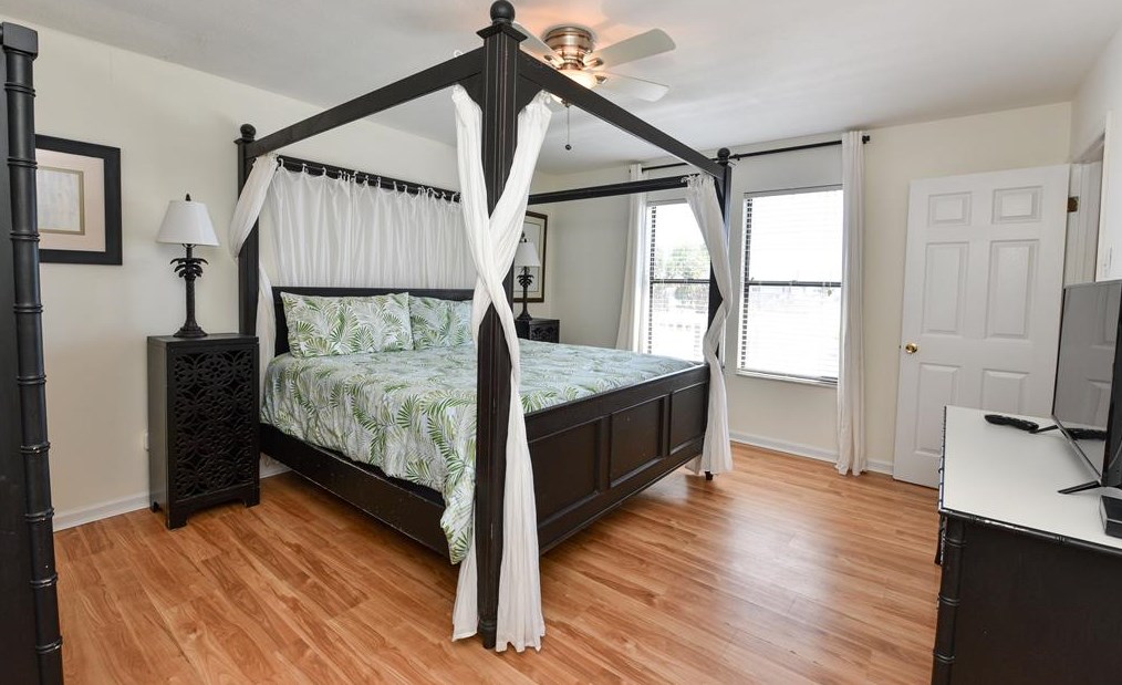 533 Gulf Bch Dr, Saint George Island FL  32328-2904 exterior