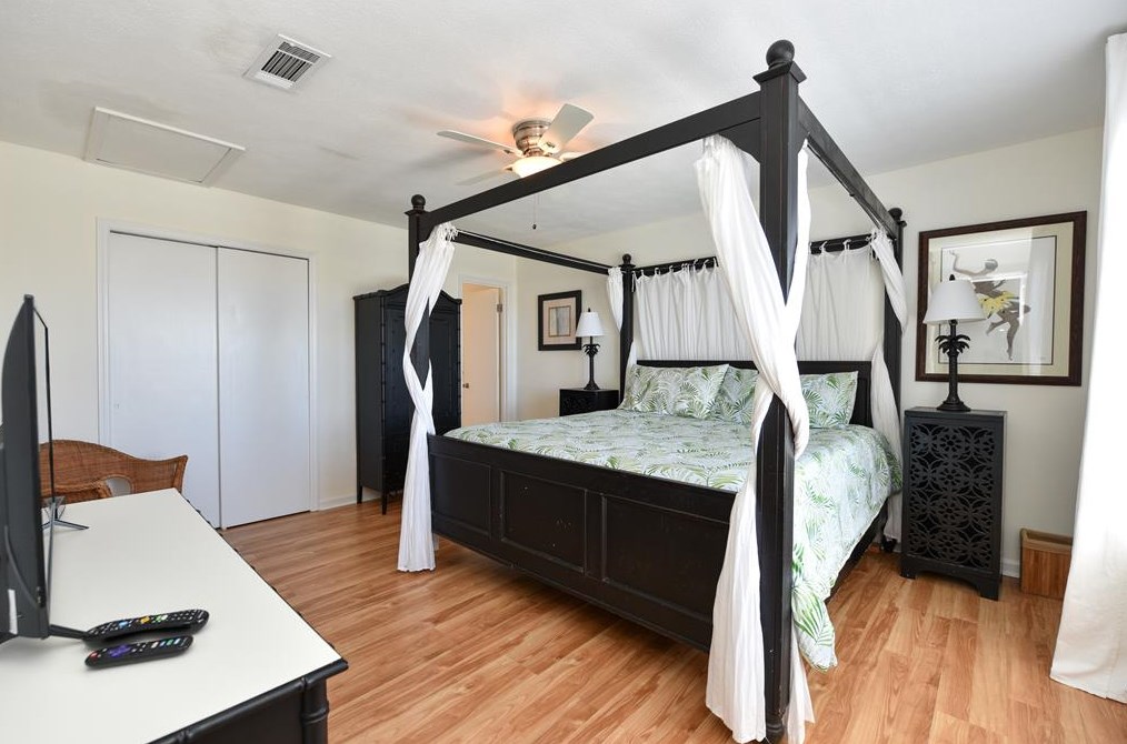 533 Gulf Bch Dr, Saint George Island FL  32328-2904 exterior