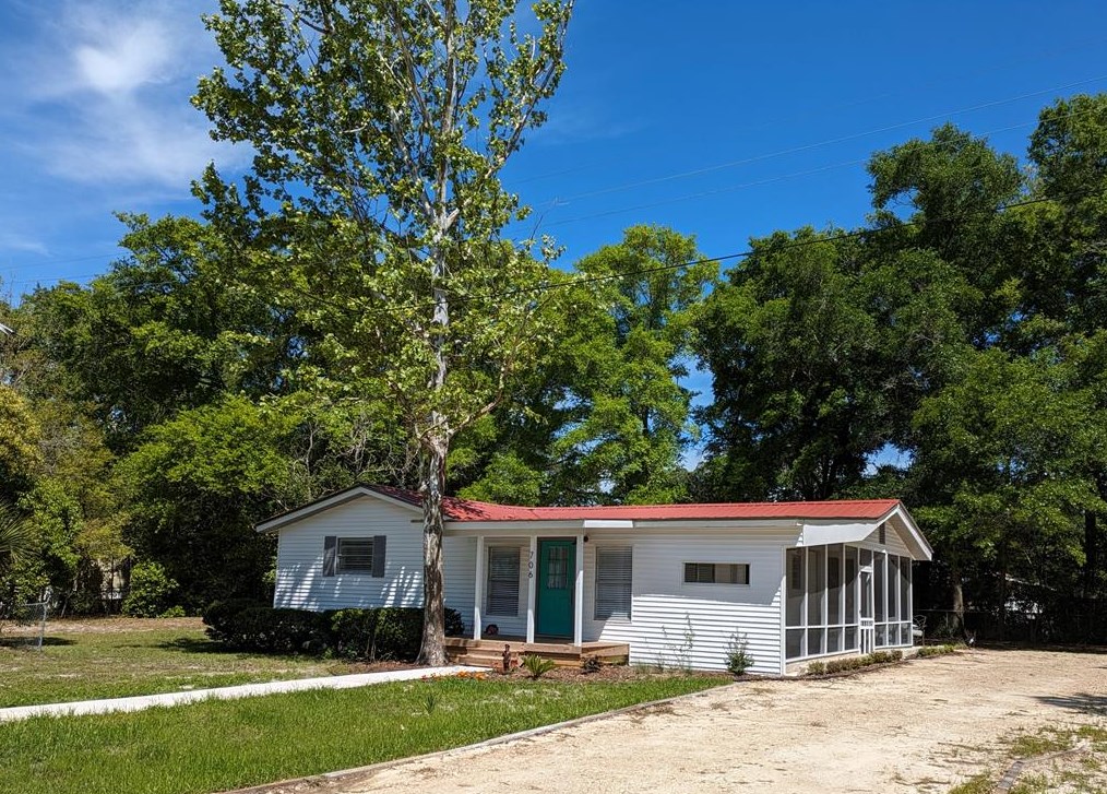 706 7th St, Carrabelle, FL 32322-6100