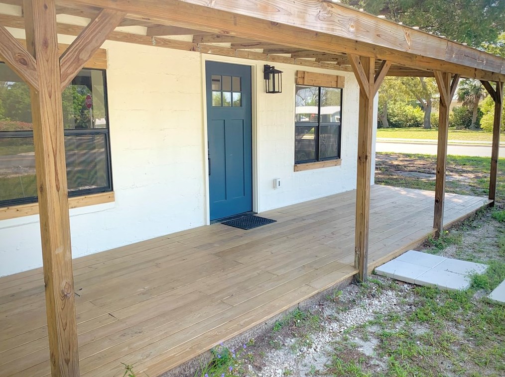 302 9th St, Carrabelle, FL 32322-2287