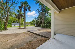 114 8th St, Apalachicola, FL 32320 - Photo 4