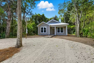 114 8th St, Apalachicola, FL 32320 - Photo 2