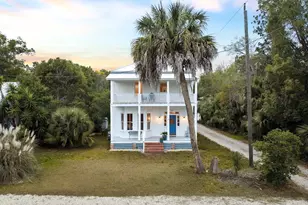 107 Avenue B, Apalachicola, FL 32320 - Photo 2