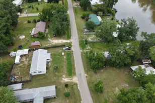 205 Riverview Dr, Wewahitchka, FL 32465 - Photo 4