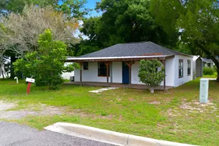 302 NW 9th St, Carrabelle, FL 32322 - Photo 2
