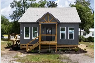 610 W 10th St, Carrabelle, FL 32322 - Photo 1