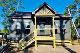 610 W 10th St, Carrabelle, FL 32322 - Photo 2