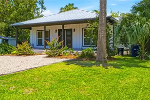 165 10th St, Apalachicola, FL 32320 - Photo 2