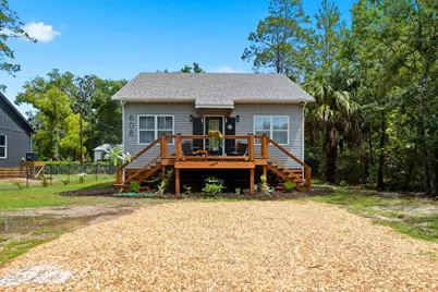 608 W 10th St, Carrabelle, FL 32322 - Photo 2