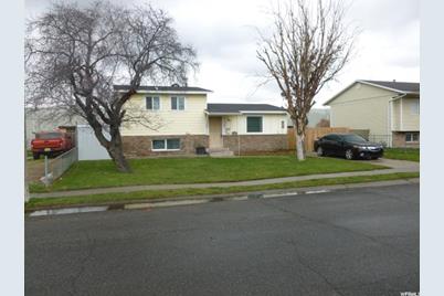 8217 S Ivy Dr Midvale Ut 84047 Mls 1590786 Coldwell Banker 8217 S Ivy Dr Photo 1