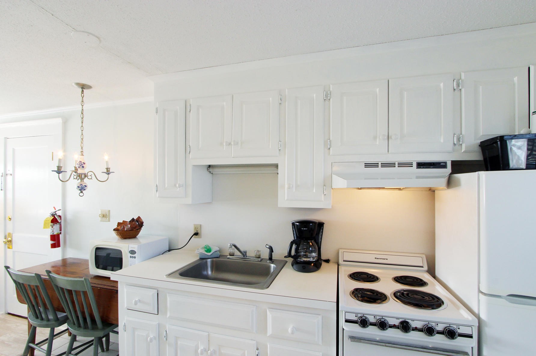 13 Orleans Rd, Orleans MA 02653-4012 exterior