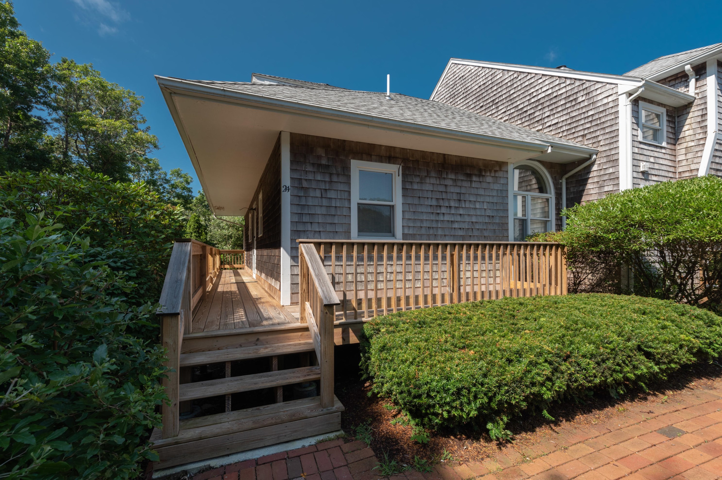 24 Hbr Hl Dr, Bourne MA 02532-3880 exterior