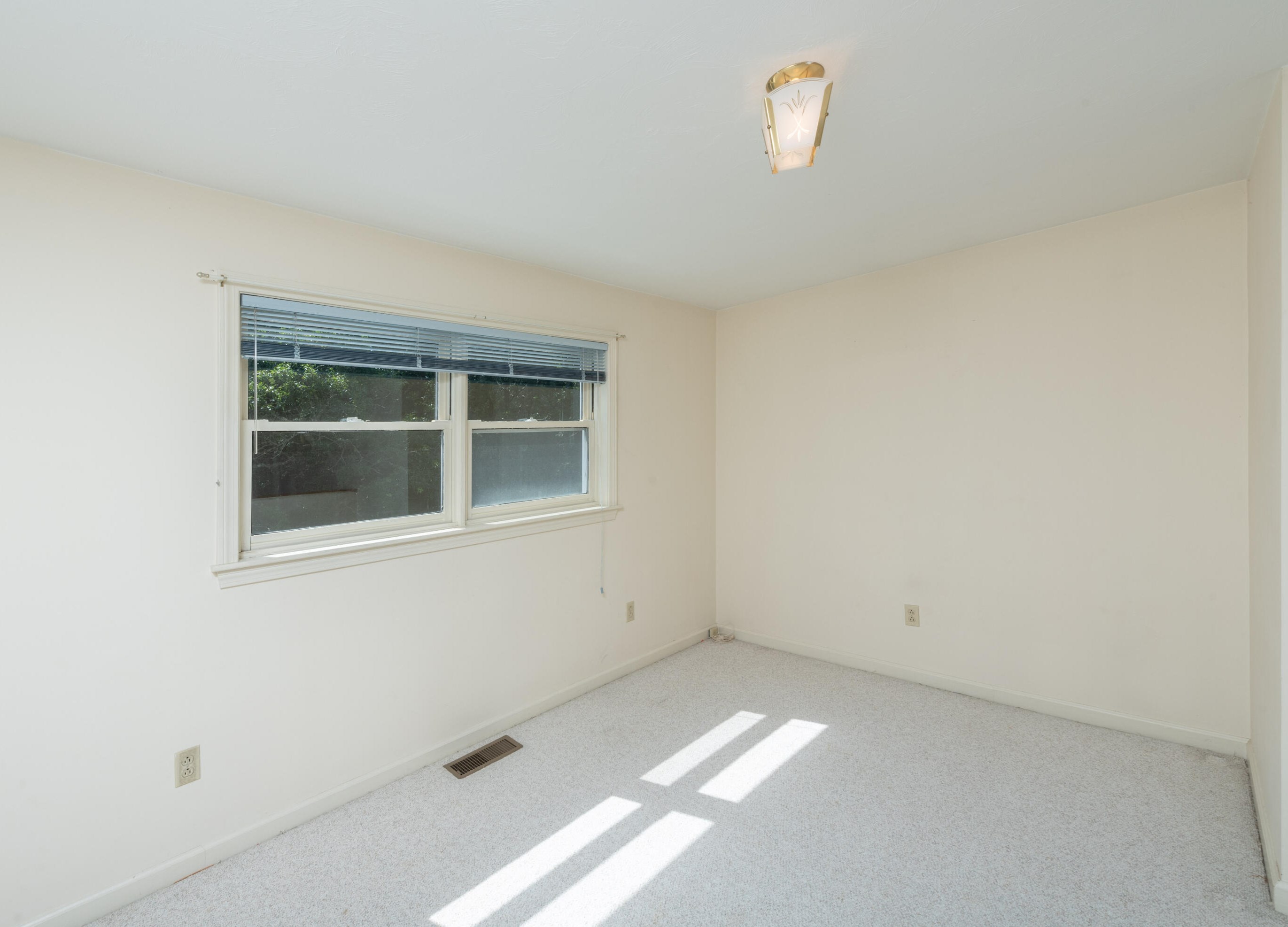 24 Hbr Hl Dr, Bourne MA 02532-3880 exterior