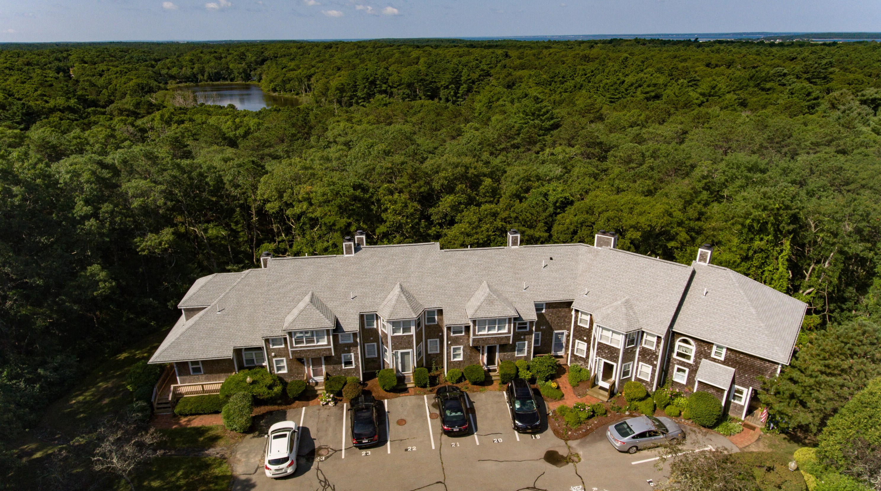 24 Hbr Hl Dr, Bourne MA 02532-3880 exterior