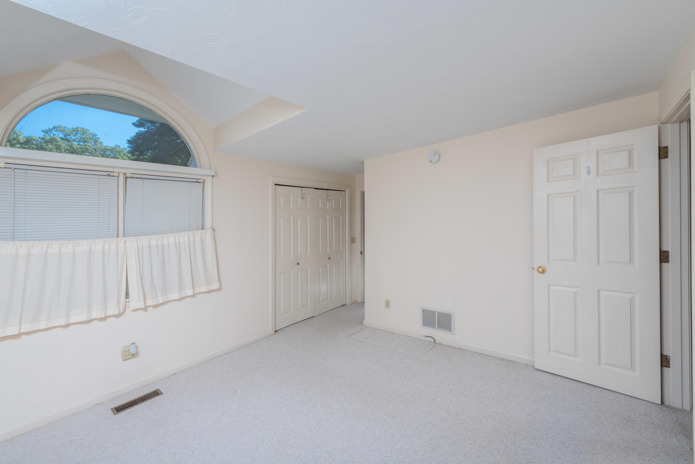 24 Hbr Hl Dr, Bourne MA 02532-3880 exterior