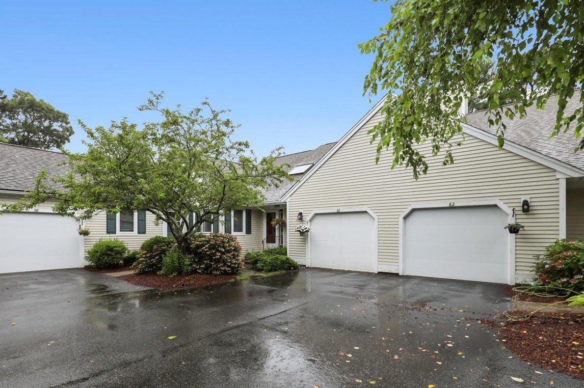 60 Pine Hill Blvd, Mashpee, MA 02649