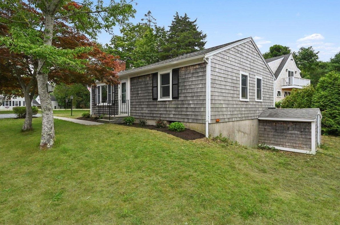 9 Locust Ave, Barnstable, MA 02668 exterior