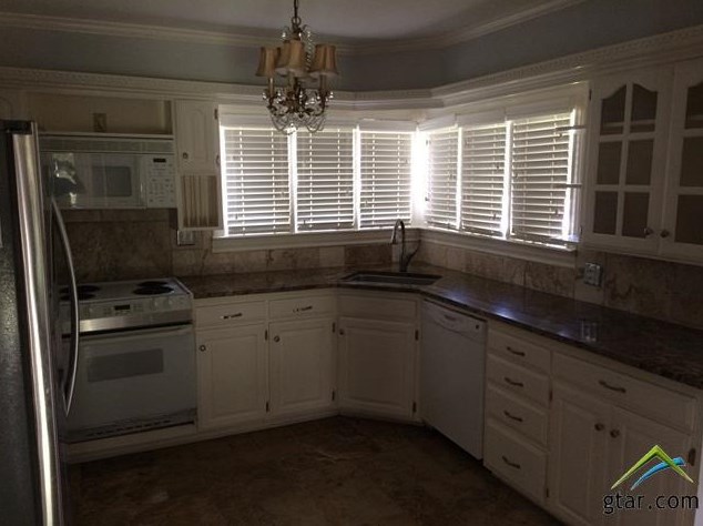 2002 Robertson Ave, Tyler TX  75701-4127 exterior