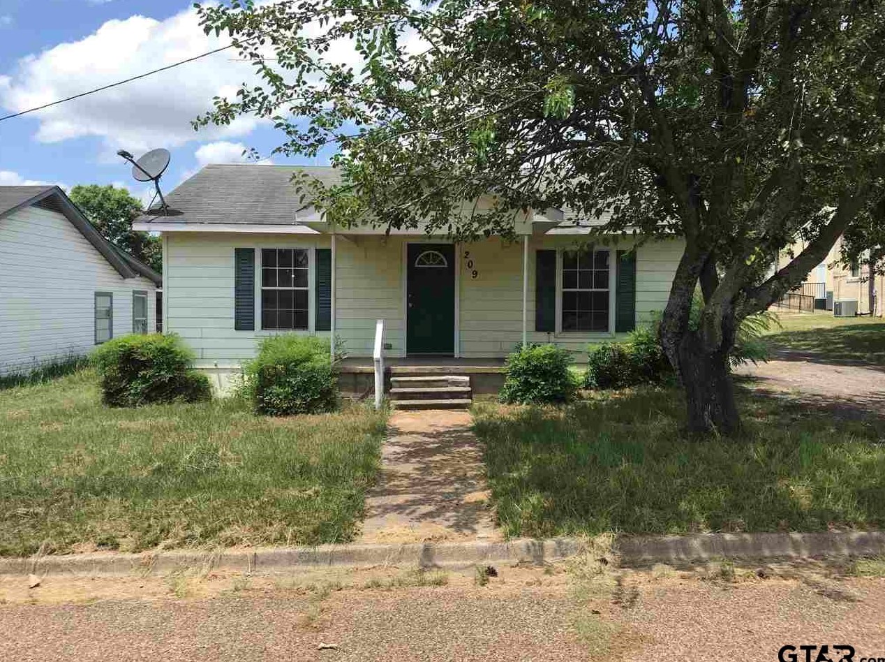 209 Blackbourn St, Holly Lake Ranch, TX 75765