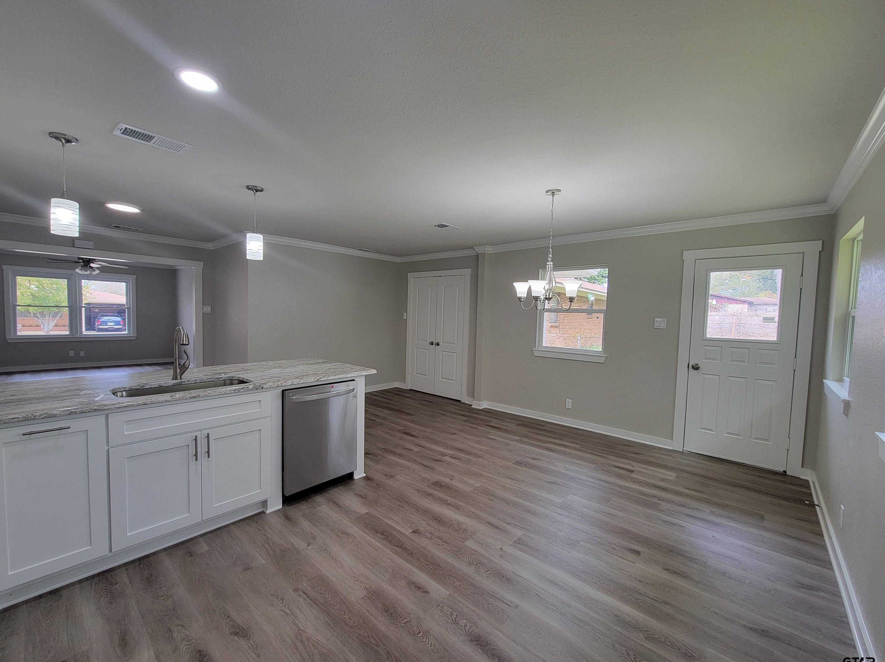 1525 Charlotte Dr, Tyler, TX 75702-2620