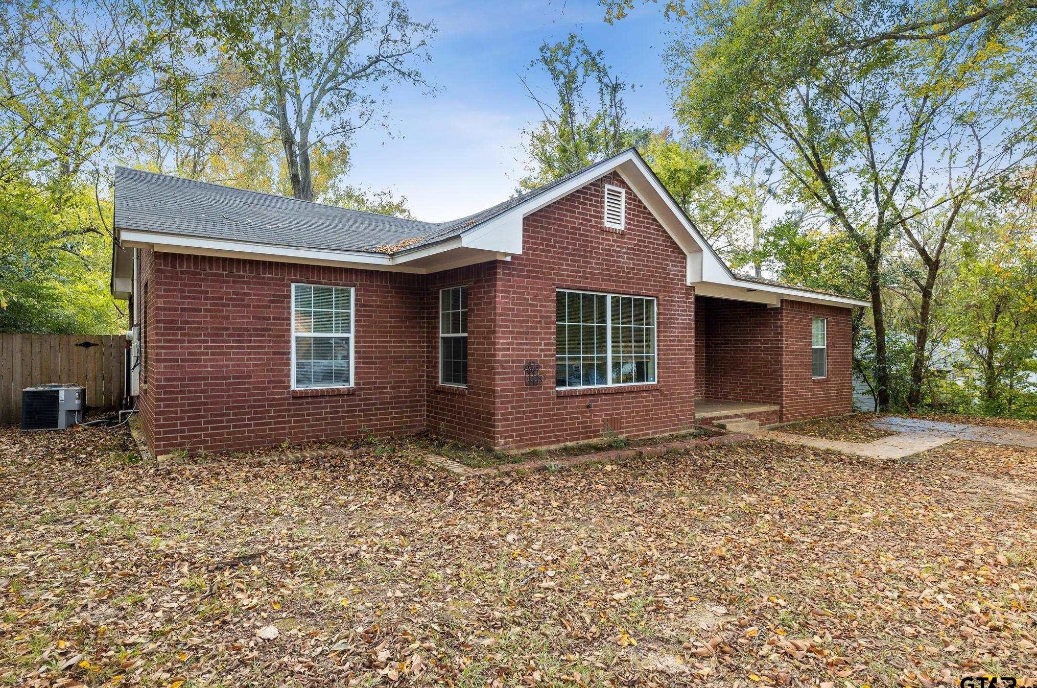 926 10th St, Tyler, TX 75701-3949