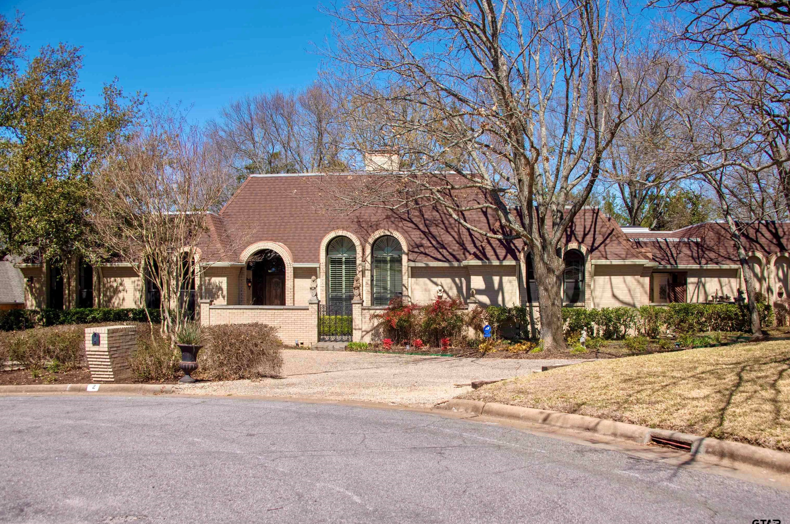 2 Nobhill Dr, Greenville, TX 75402