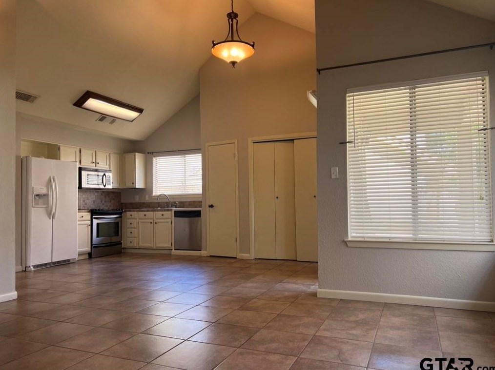 1725 Eaglewood Dr, Tyler TX  75703-6209 exterior