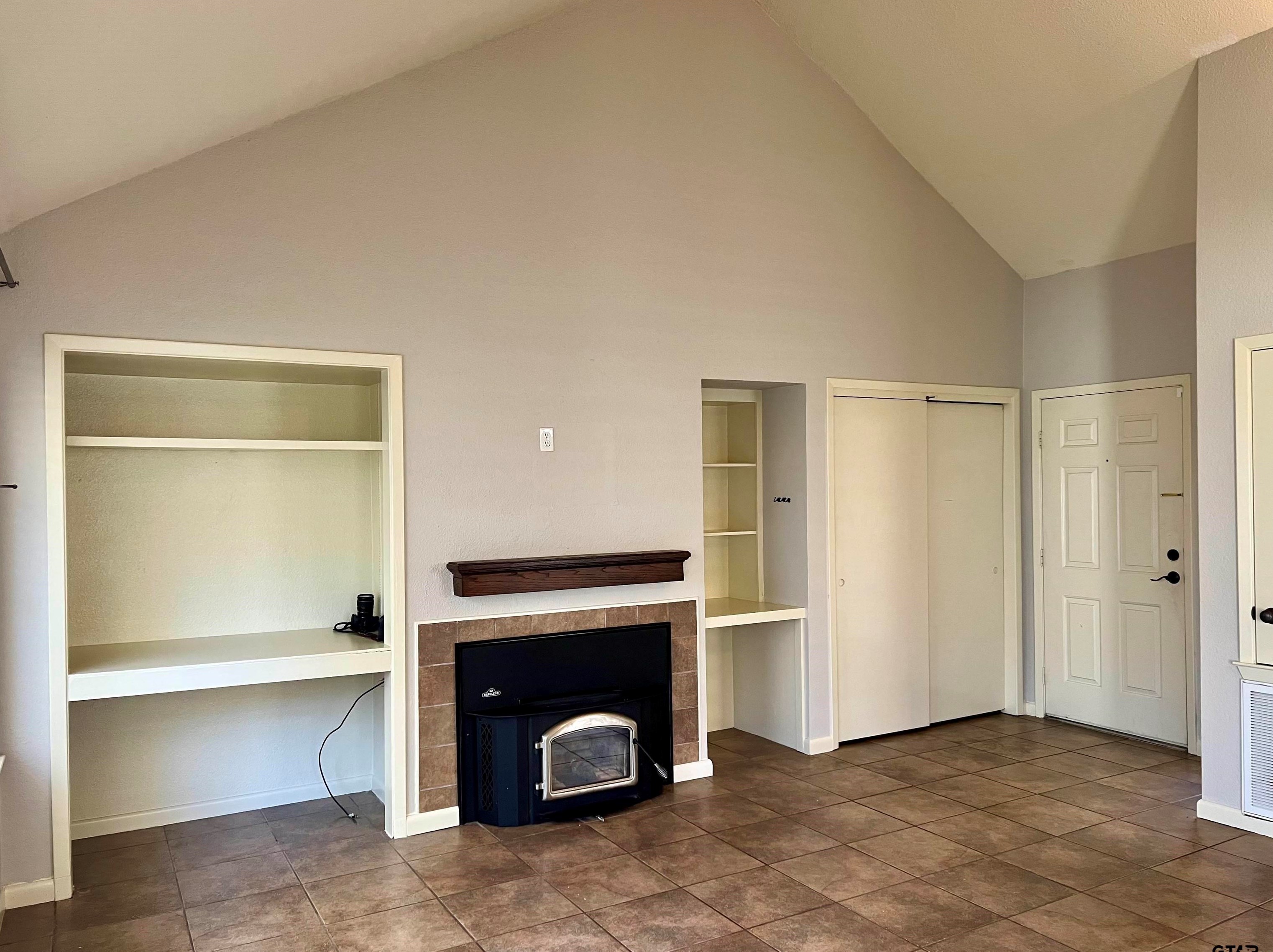 1725 Eaglewood Dr, Tyler TX  75703-6209 exterior